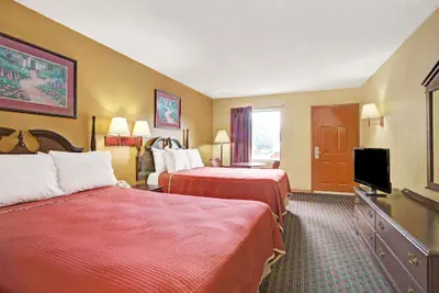 Photo 4 - Travelodge by Wyndham Forest Park Atlanta South