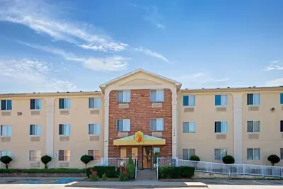 Photo 2 - Super 8 by Wyndham Plano/Dallas Area