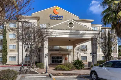 Photo 2 - Comfort Inn & Suites Texas Hill Country
