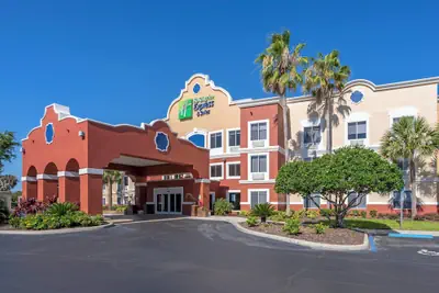 Photo 2 - Holiday Inn Express Hotel & Suites The Villages by IHG