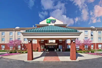 Photo 2 - Holiday Inn Express & Suites Manchester by IHG
