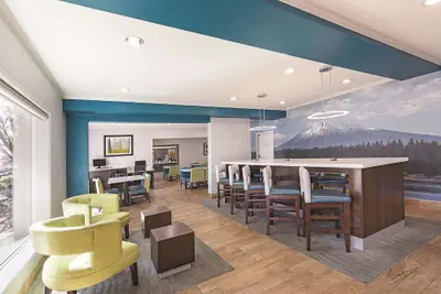 Photo 4 - La Quinta Inn & Suites by Wyndham Central Point - Medford