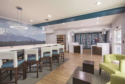 Photo 3 - La Quinta Inn & Suites by Wyndham Central Point - Medford
