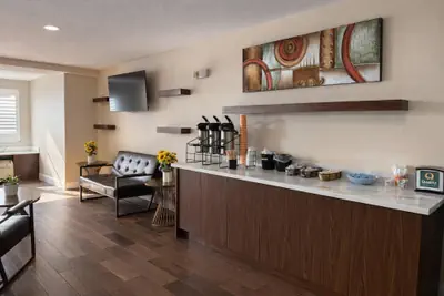 Photo 5 - Econo Lodge Inn & Suites Santa Rosa South