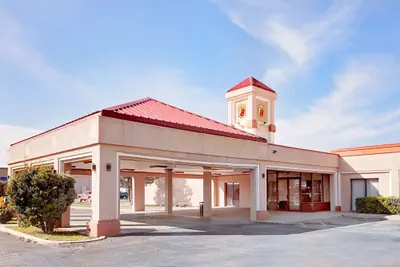 Photo 2 - Super 8 by Wyndham Plainview