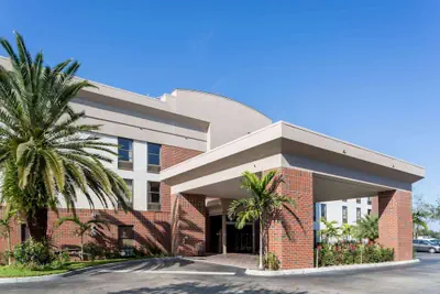 Photo 2 - Days Inn & Suites by Wyndham Fort Myers Near JetBlue Park
