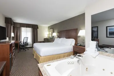 Photo 3 - Holiday Inn Express Holland by IHG