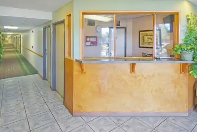 Photo 3 - Americas Best Value Inn & Suites Bakersfield E