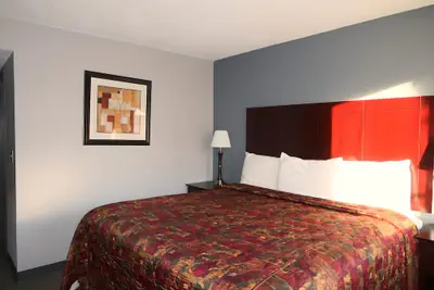 Photo 4 - Economy Inn Auburn