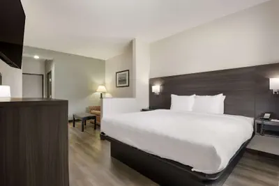 Photo 2 - Quality Suites Tulsa I-44