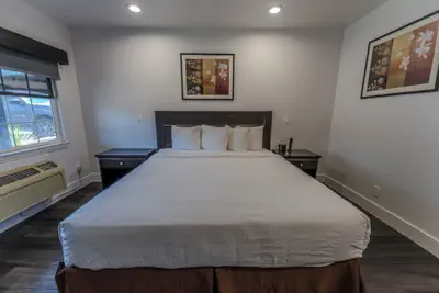 Photo 4 - Monterey Surf Inn