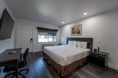 Photo 5 - Monterey Surf Inn