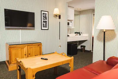Photo 4 - Williamsburg Woodlands Hotel & Suites, an official Colonial Williamsburg Hotel