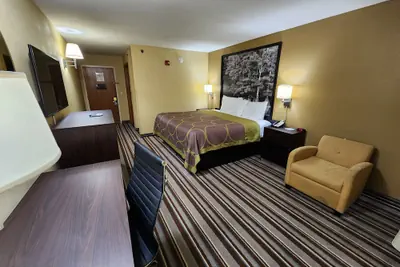 Photo 5 - Super 8 by Wyndham Pine Bluff
