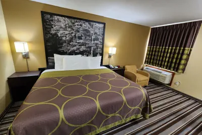Photo 4 - Super 8 by Wyndham Pine Bluff