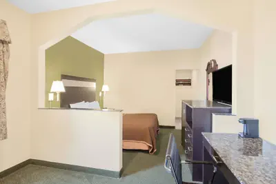 Photo 4 - Howard Johnson by Wyndham North Bergen