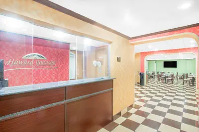 Photo 2 - Howard Johnson by Wyndham North Bergen