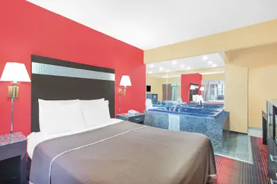 Photo 3 - Howard Johnson by Wyndham North Bergen