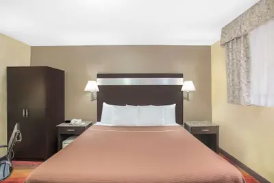 Photo 5 - Howard Johnson by Wyndham North Bergen