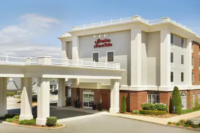 Photo 2 - Hampton Inn & Suites Newport/Middletown