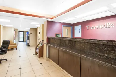 Photo 3 - Travelodge by Wyndham Romulus Detroit Airport