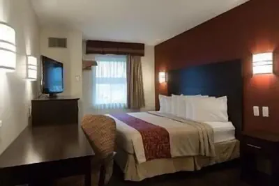 Photo 4 - Travelodge by Wyndham Romulus Detroit Airport
