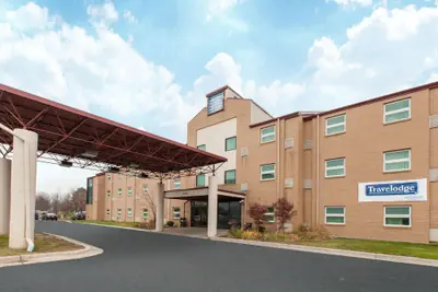 Photo 2 - Travelodge by Wyndham Romulus Detroit Airport