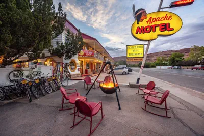 Photo 2 - Apache Motel