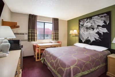 Photo 4 - Super 8 by Wyndham Salem VA
