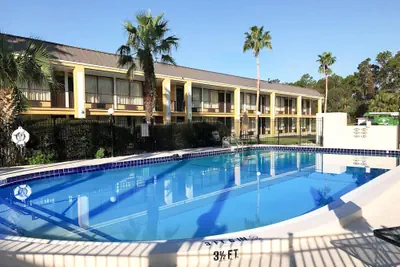 Photo 2 - Econo Lodge Ormond Beach North - Daytona