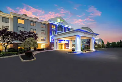 Photo 2 - Holiday Inn Express Hotel & Suites Buffalo-Airport by IHG