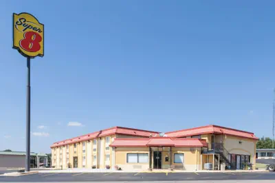 Photo 2 - Super 8 by Wyndham Clinton