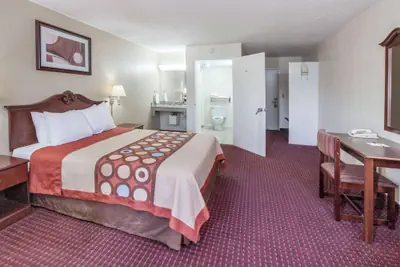 Photo 5 - Super 8 by Wyndham Clinton