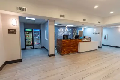 Photo 4 - Hampton Inn & Suites Denton
