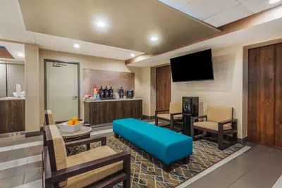 Photo 3 - La Quinta Inn & Suites by Wyndham Jamestown