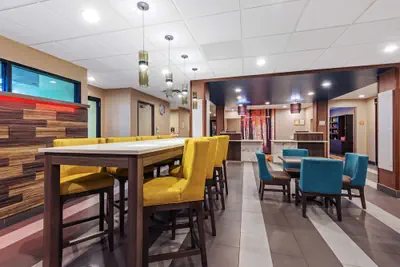 Photo 2 - La Quinta Inn & Suites by Wyndham Jamestown