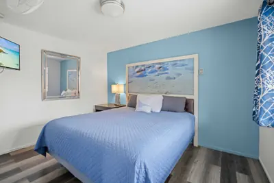 Photo 4 - Bluebird Day Inn & Suites