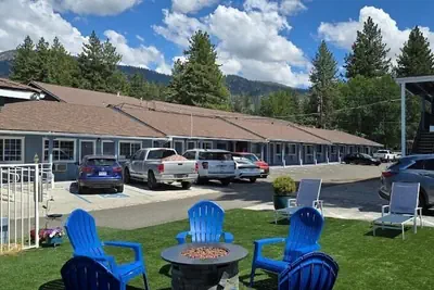 Photo 2 - Bluebird Day Inn & Suites