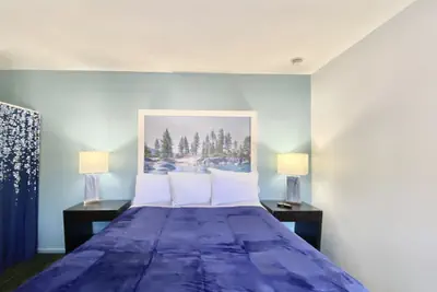 Photo 3 - Bluebird Day Inn & Suites