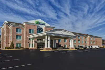 Photo 2 - Holiday Inn Express & Suites London by IHG