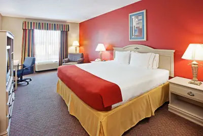 Photo 4 - Holiday Inn Express & Suites London by IHG