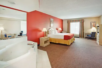 Photo 3 - Holiday Inn Express & Suites London by IHG