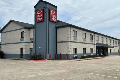 Photo 2 - Econo Lodge Beaumont I-10 South