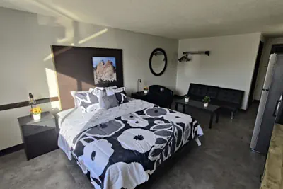 Photo 5 - The Suite Inn