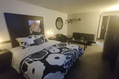 Photo 4 - The Suite Inn