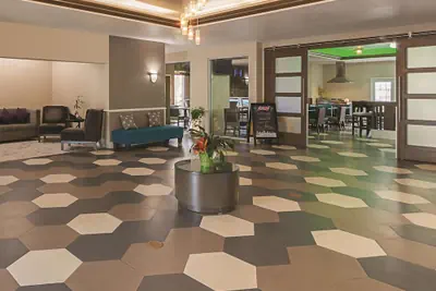 Photo 3 - La Quinta Inn & Suites by Wyndham Kingwood Houston IAH Airpt