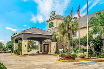 Photo 2 - La Quinta Inn & Suites by Wyndham Kingwood Houston IAH Airpt