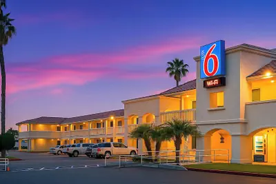 Photo 2 - Motel 6 Carlsbad, CA Beach