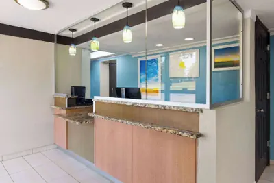 Photo 4 - Days Inn & Suites by Wyndham Indianapolis Airport East