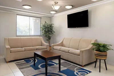 Photo 5 - Days Inn & Suites by Wyndham Indianapolis Airport East